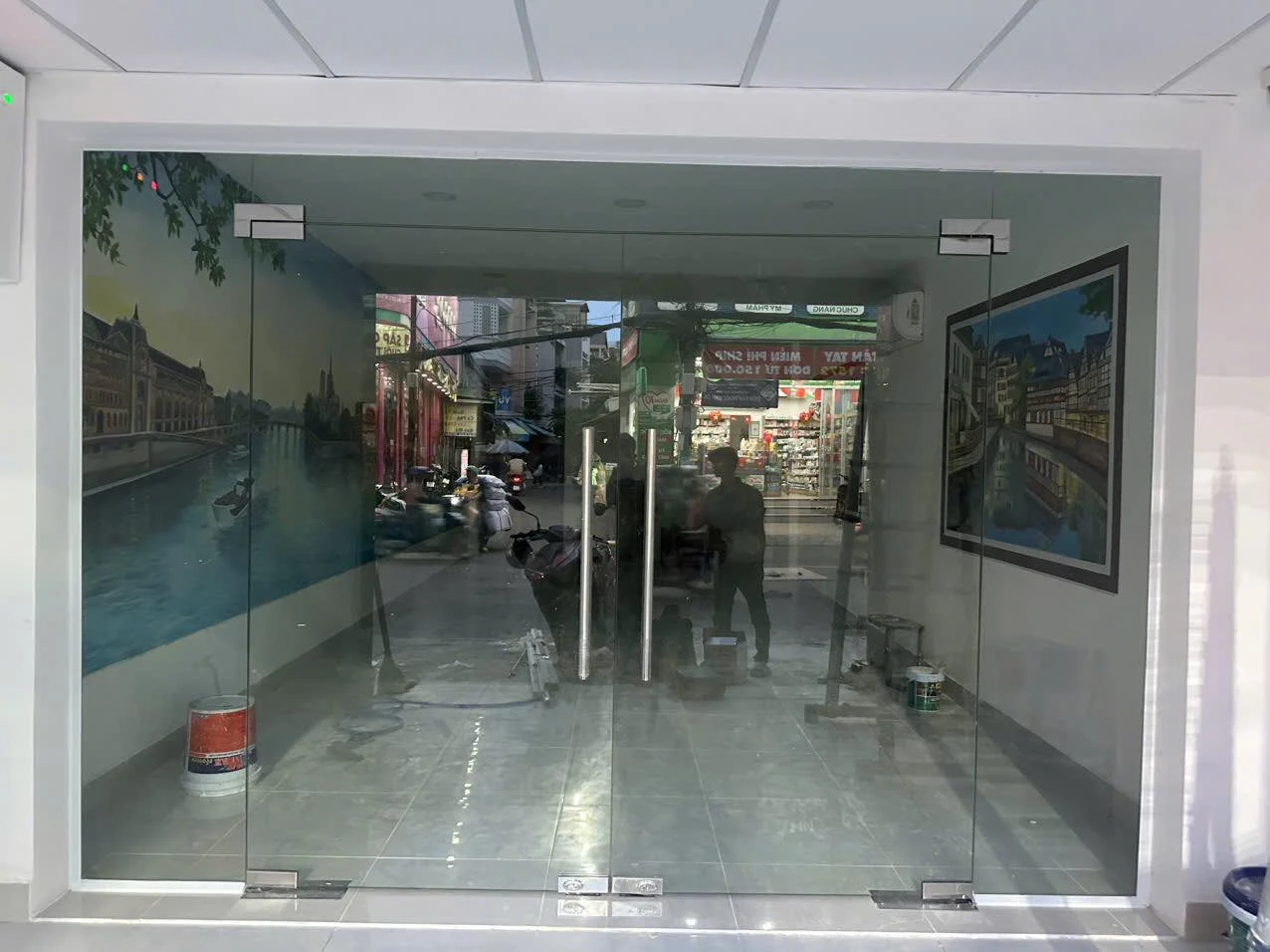 Cửa Nhôm Kính Cường Lực Mở 2 Cánh 10 Ly